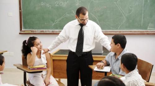 Banii înapoi pentru profesori. Ministerul Educației începe plata diferențelor salariale restante