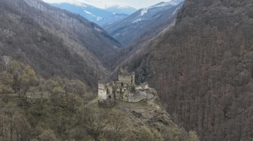 Castelul din Carpați, redescoperit pe un traseu spectaculos. Misterele cetății Colț, părăsită de secole la poalele Retezatului