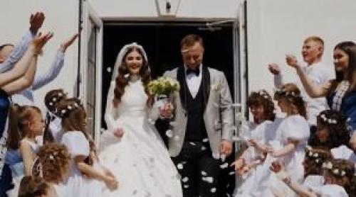 Cât este darul de nuntă în 2026. Apropiaţii dau minimum 3.500 de lei