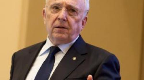 Ce salariu are Mugur Isărescu, guvernatorul BNR. Lista indemnizaţiilor şefilor din instituţie