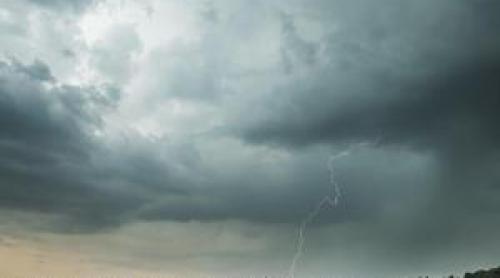 Cod galben de ploi torențiale și vijelii în mai multe regiuni din țară. Vreme severă până la noapte