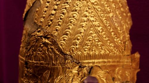 Coiful de la Coțofenești nu este singular în România. Face parte dintr o serie limitată de coifuri princiare și are inclusiv un „frate geamăn”