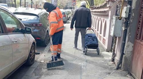 Cum se umflă costurile salubrizării în București: se dă cu mătura pe milioane de metri pătrați de trotuare inexistente