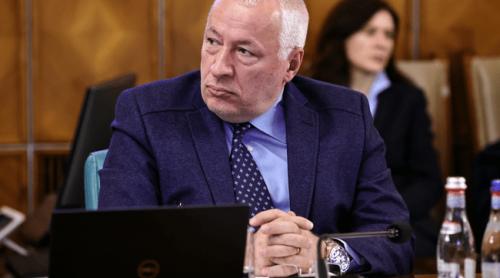 Fostul consilier prezidențial Iulian Fota a făcut „circ” în fața polițiștilor. Amendă pentru că a parcat pe trecerea de pietoni