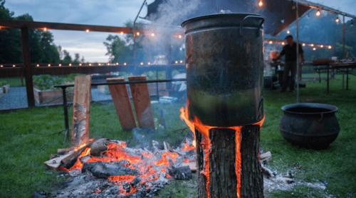 Gătitul ca în Epoca de Piatră a devenit o modă globală: bucătari din restaurante de top gătesc în cenușă, la foc deschis sau pe pietre