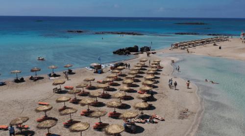 Grecia interzice șezlongurile pe sute de plaje. Ce îi așteaptă pe turiștii români în 2026