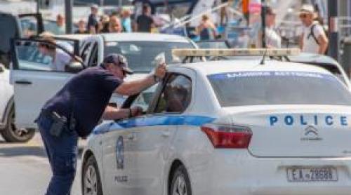 Grecia introduce reguli noi pentru șoferi. Ce trebuie să ai în mașină ca să nu te trezeşti cu o amendă