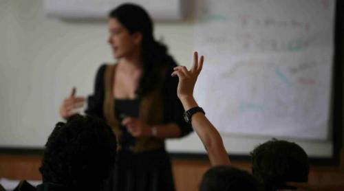 Guvernul nu mai dă banii câștigați de profesori în instanță. Executivul e consecvent: taie salarii ilegal, blochează despăgubirile tot ilegal