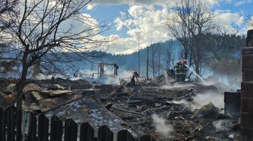 Guvernul va acorda sprijin familiilor de la Soveja. Peste 30 de locuințe au fost afectate de un incendiu devastator