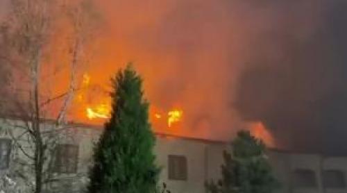 Incendiu la Mănăstirea Bistrița: acoperișul unei chilii, cuprins de flăcări pe 800 mp. O măicuţă a decedat