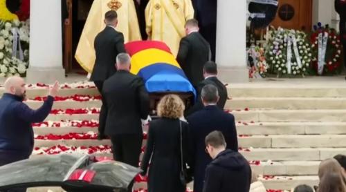 Înmormântarea lui Mircea Lucescu. UPDATE: Slujba s a terminat. Cortegiul pleacă spre cimitirul Bellu. Covor de flori pentru Il Luce FOTO