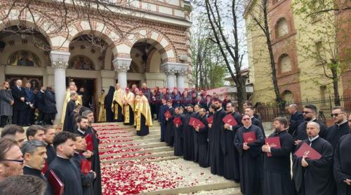 Înmormântarea lui Mircea Lucescu. UPDATE: Slujba s a terminat, scriul este scos din biserică. Cortegiul pleacă spre cimitirul Bellu. Covor de flori pentru Il Luce FOTO