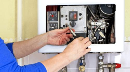 Meserii bine plătite cu școală puțină. Profesioniști cu numai 10 clase pot câștiga mai mult decât corporatiștii