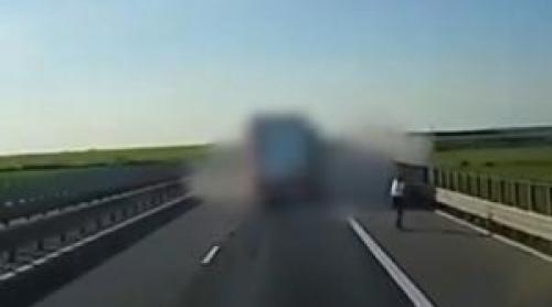 Moment dramatic surprins de o cameră de bord. Un şofer lovit în plin de un camion în timp ce ieşise din maşină