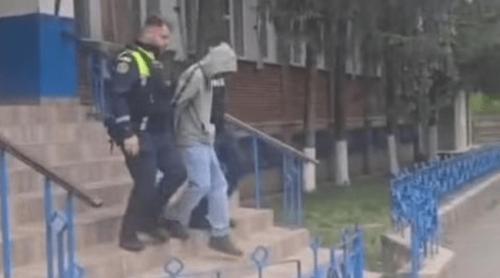 Momente de groază pentru o tânără după ce a permis accesul unui străin în bloc prin interfon: atacată și tâlhărită în propriul apartament 