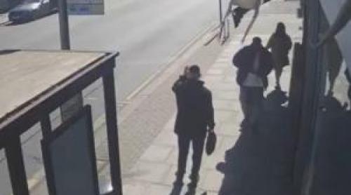 Momentul în care un bărbat atacă 2 oameni la întâmplare, pe o stradă din Londra. Ar fi fost un act antisemit