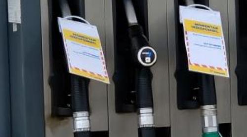 O companie vinde benzina premium cu 50 de bani mai ieftină decât cea standard. Are prea multă pe stoc