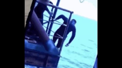 Operațiune sub foc. Fostul șef al spionajului ucrainean sare de pe o platformă de foraj din Marea Neagră în timpul unui atac rusesc