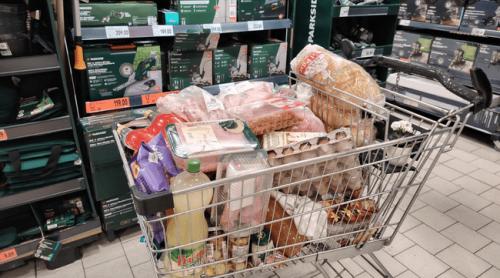 Paștele 2026, la extreme: de la coșuri pline în supermarket la „puneți mi hamsii de 1 leu” în piețe. Prețurile la verdețuri au explodat REPORTAJ