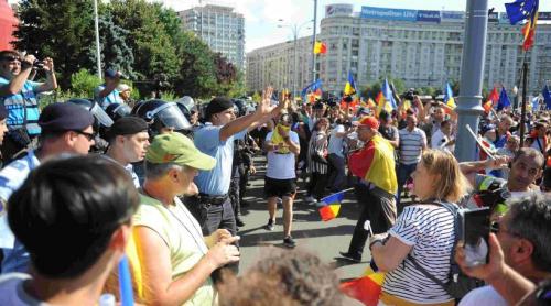 S au reactivat „celulele” de la 10 august: „Ieșim masiv în stradă să l susținem pe Bolojan”. „Dacă Nicușor Dan nu joacă de partea bună, îl dăm jos și pe el”