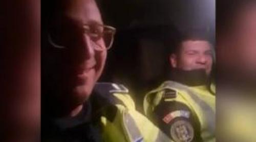 "Să învie permisele!". Doi polițiști brăileni s au filmat în noaptea de Înviere cântând manele în autospecială