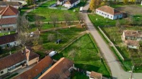 Satul unic în România care riscă să fie distrus de orăşenii mutaţi aici. " Au venit pentru case de vacanţe"