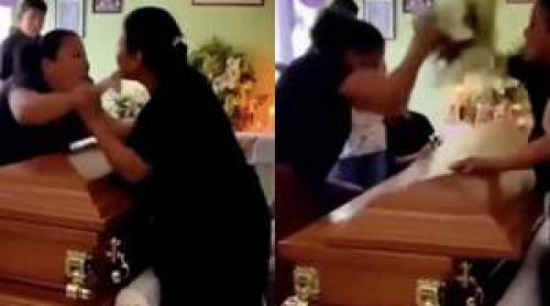 Scene greu de imaginat la o înmormântare. Două femei s au luat la bătaie, peste sicru. De ce s a ajuns aici