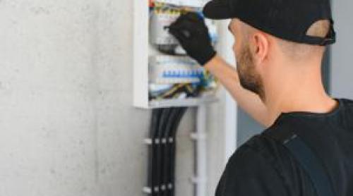 Se caută 55.000 de muncitori cu salarii de până la 7.000 €. E nevoie de sudori, electricieni și șoferi