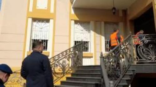 Şeful de clan Momiţă Bona, evacuat din vila istorică pe care a ocupat o ilegal 20 de ani. Cum a "decorat o"