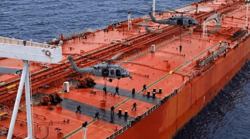 „Stația plutitoare de combustibil” fără reguli unde petrolul iranian își schimbă proprietarul