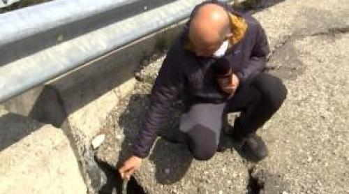 Stațiunea montană unde șoseaua a luat o la vale şi riscă să cedeze. Reparațiile costă cât bugetul local