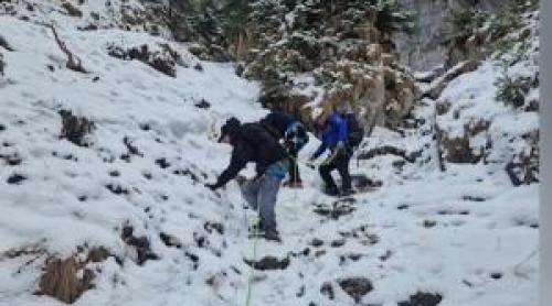 Turiști neechipați, salvați din Piatra Craiului: au stat pe burtă ca să nu alunece pe gheață