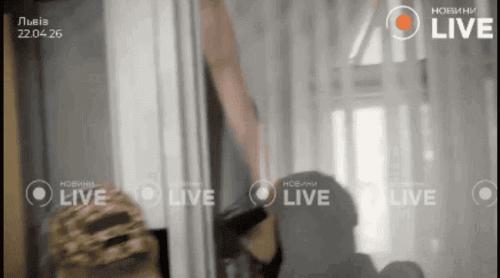 Un criminal din Ucraina a încercat să se spânzure în fața instanței. Barbatul a ucis o cunoscută profesoară în plină stradă