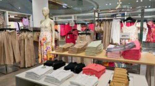 Un gigant fashion suedez, prezent şi în România, va închide 160 de magazine. Mizează pe comenzile online