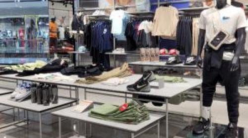 Un mare lanţ de magazine, prezent şi la noi, dă afară 1.400 de oameni. În ianuarie a mai concediat alţi 800