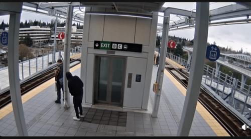 Video viral din Seattle: un bărbat încearcă să împingă un pasager în fața trenului. Reacția oamenilor