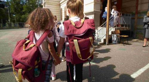 Alocații mult mai mici, dar cu „bursă de prezență” pentru elevii de 10 la purtare și fără absențe 