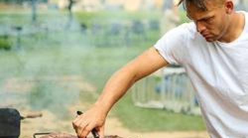 Au sfârâit grătarele » Chivu, distracție pe stil  câmpenesc românesc cu peste 500 de angajați