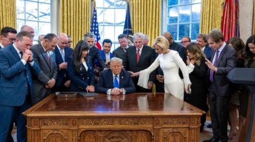 Biblia și ”Planul Divin”, secretele lui Donald Trump. Nouă ore de rugăciuni pentru strategia militară a SUA