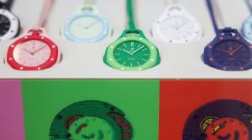 Cât costă ceasurile Swatch/Audemars Piguet pentru care lumea s a luat la bătaie la cozi uriașe