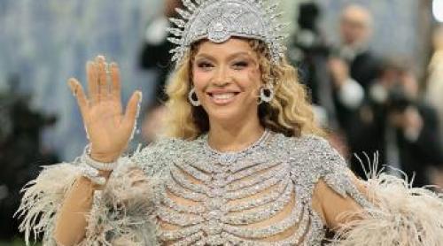 Cele mai neobișnuite ținute de la Met Gala 2026. Cum au pozat vedetele pe covorul roșu