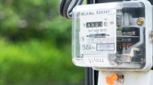 Compania care oferă curent electric gratuit câteva ore pe zi pentru mii de clienți din România
