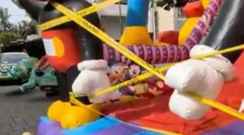 Copilul de 2 ani care a murit jucându se pe un tobogan gonflabil avea o tumoră. Părinţii n au ştiut nimic