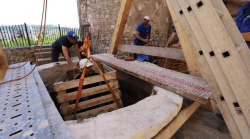 Descoperirea care spulberă legenda fântânii cu apă vie din Castelul Corvinilor. Ce au scos muncitorii de la 30 de metri adâncime