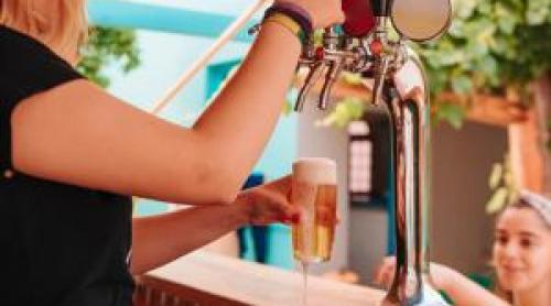 Domeniile în care se fac cele mai multe angajări pe timp de vară. Salariile medii ajung şi la 6.000 de lei