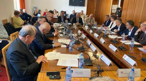 Emil Constantinescu a coagulat o majoritate în Parlament: AUR și UDMR s au aliniat, Blaga a consfințit despărțirea PNL de USR în pachetul „Stop risipei”