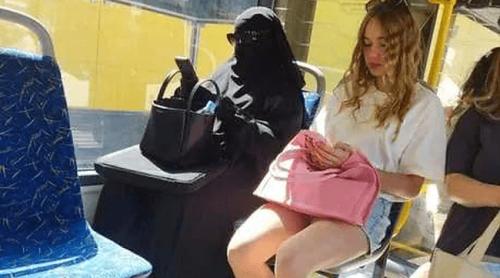 Fotografia unei femei cu fața ascunsă sub vălul islamic, într un autobuz, virală pe internet. Controversele stârnite de imagine