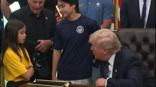 Gest incredibil făcut de Donald Trump față de o fetiță. Momentul jenant din Biroul Oval a fost filmat VIDEO