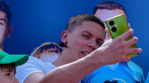 Gestul emoționant făcut de David Popovici pentru un copil cu mâna în ghips: „Mi am rupt mâna la fotbal!”