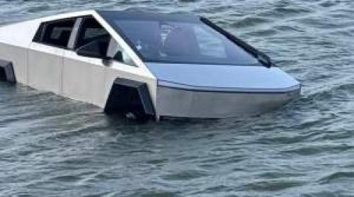 Imagini halucinante! Un șofer a vrut să vadă dacă Tesla lui plutește | VIDEO